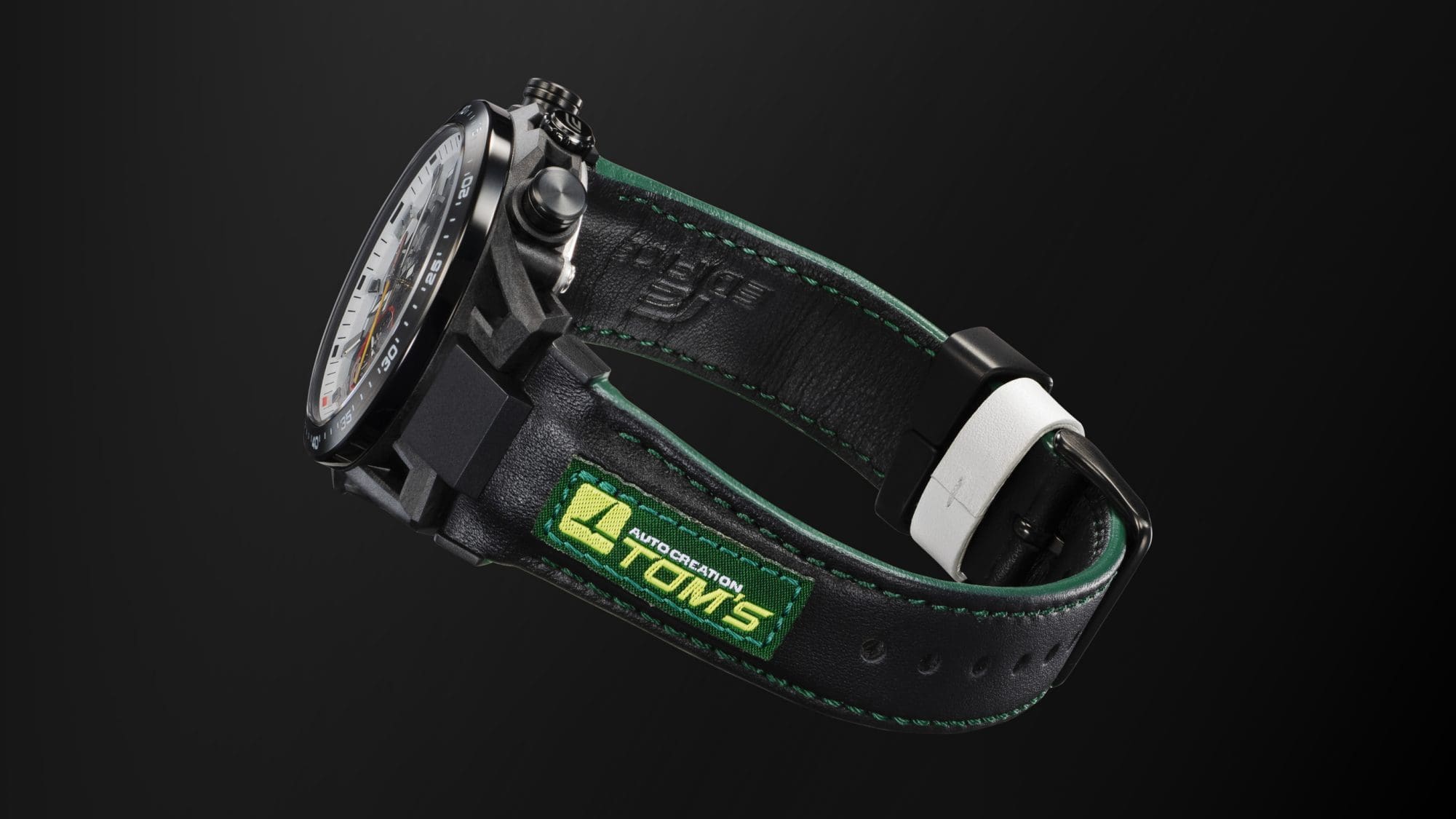 Blick auf das schwarze Lederarmband der Casio Edifice EFS-S641TMS-1A mit dem ersten Logo von TOM’S