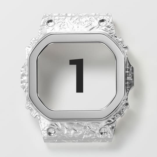 Die Edelstahllünette im ersten Veredelungsschritt, noch silberfarben, aber schon mit Stein-Finish