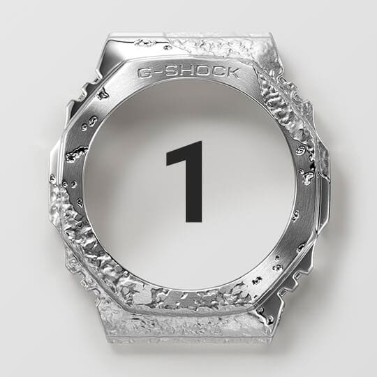 Die Edelstahllünette im ersten Veredelungsschritt, noch silberfarben, aber schon mit Stein-Finish