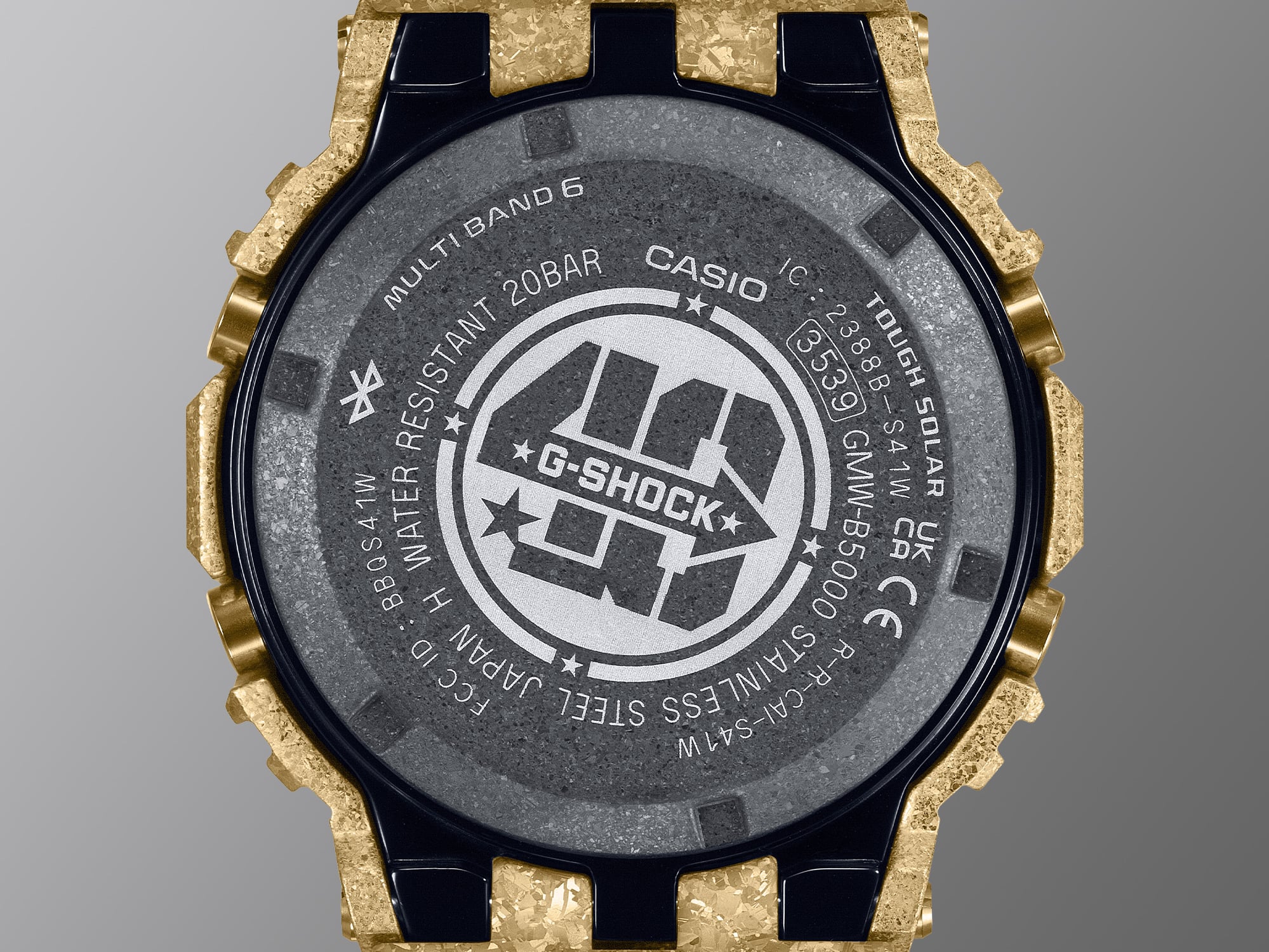 Die grau schimmernde Gehäuserückseite der GMW-B5000PG-9 mit Logo zum 40. G-Shock Jubiläum