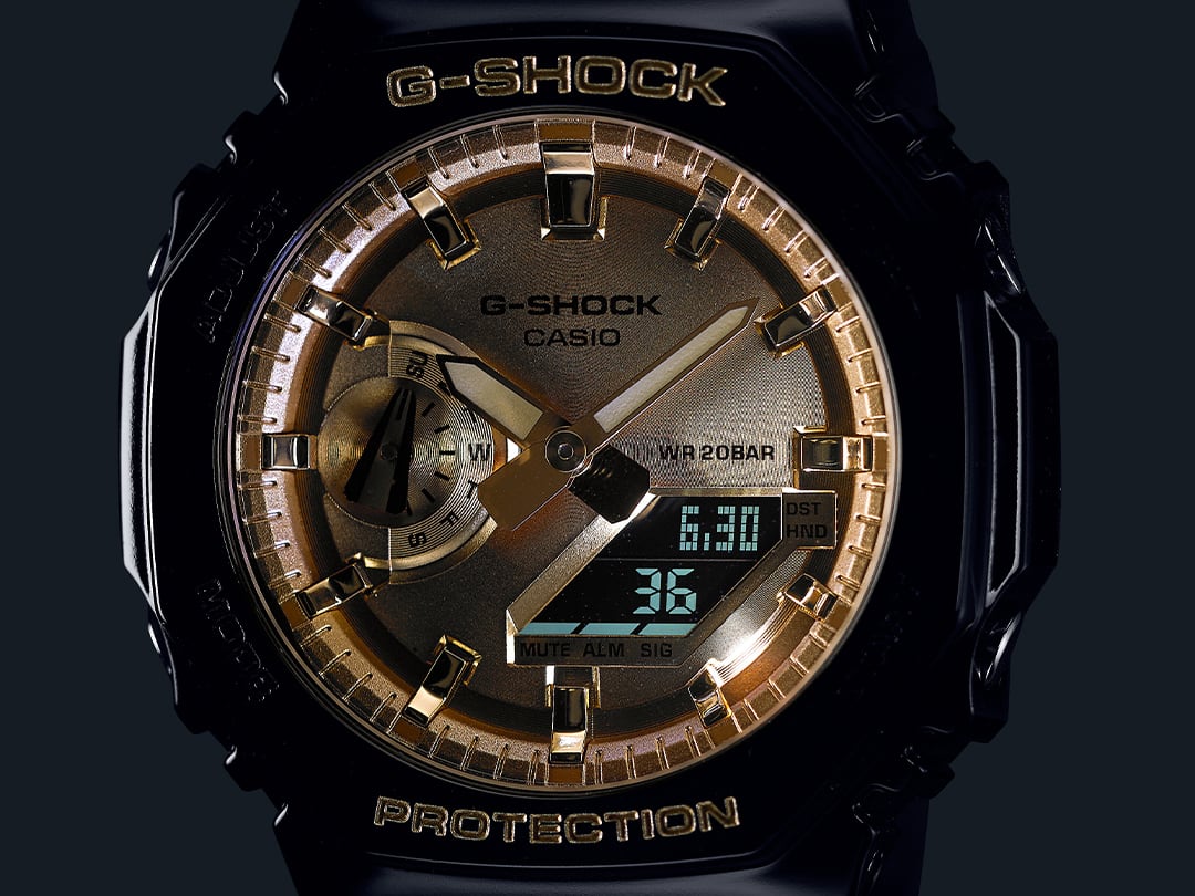 Das Display der Casio G-Shock GA-2100GB-1A Armbanduhr im Dunkeln mit beleuchtetem Zifferblatt