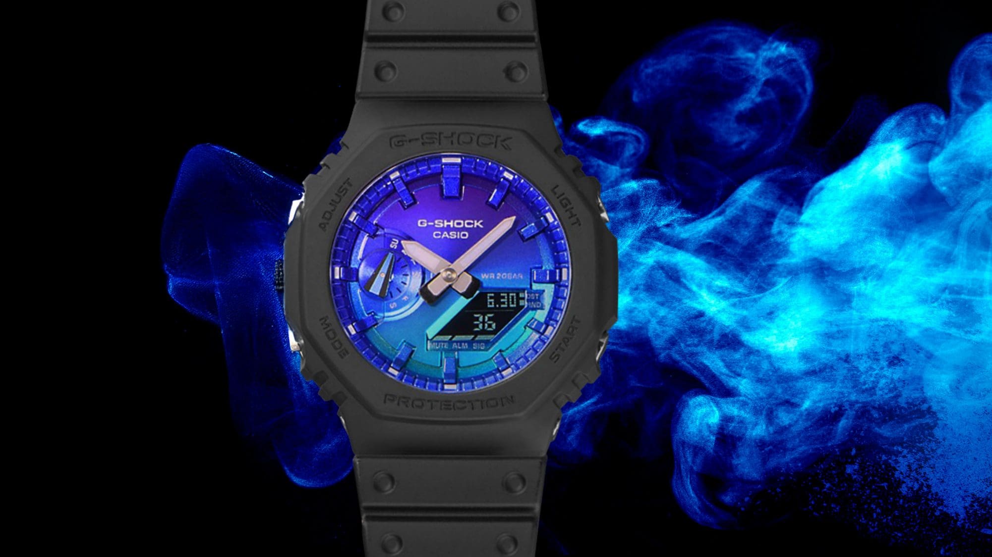 Blaue Flammen im Hintergrund, im Vordergrund ist die GA-2100FL-1A mit blauer Lünette abgebildet.