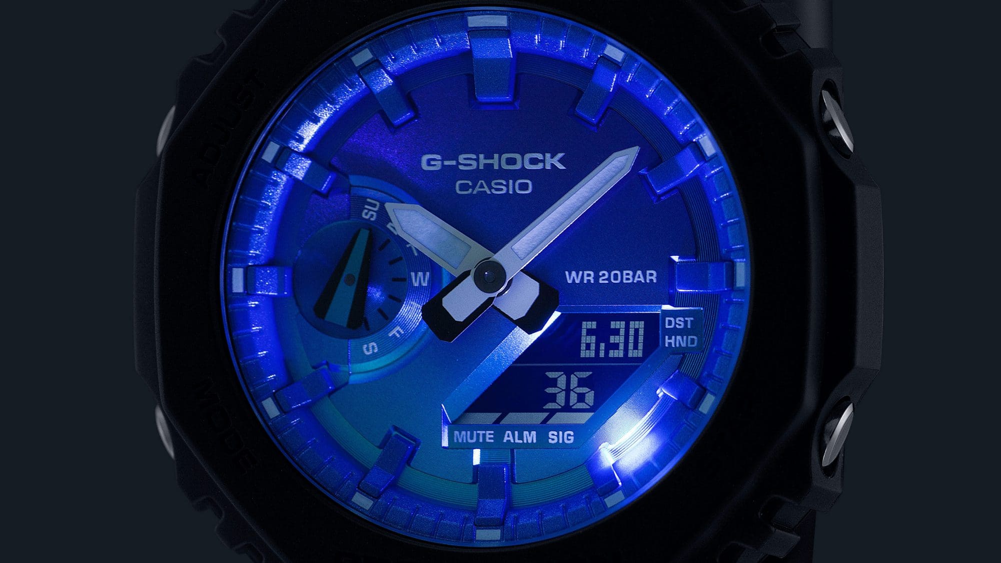 Das beleuchtete Display der digital-analogen GA-2100FL-1A Armbanduhr im Dunkeln