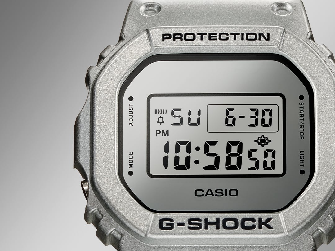 Nahaufnahme des Displays der silbernen DW-5600FF-8 Digitaluhr