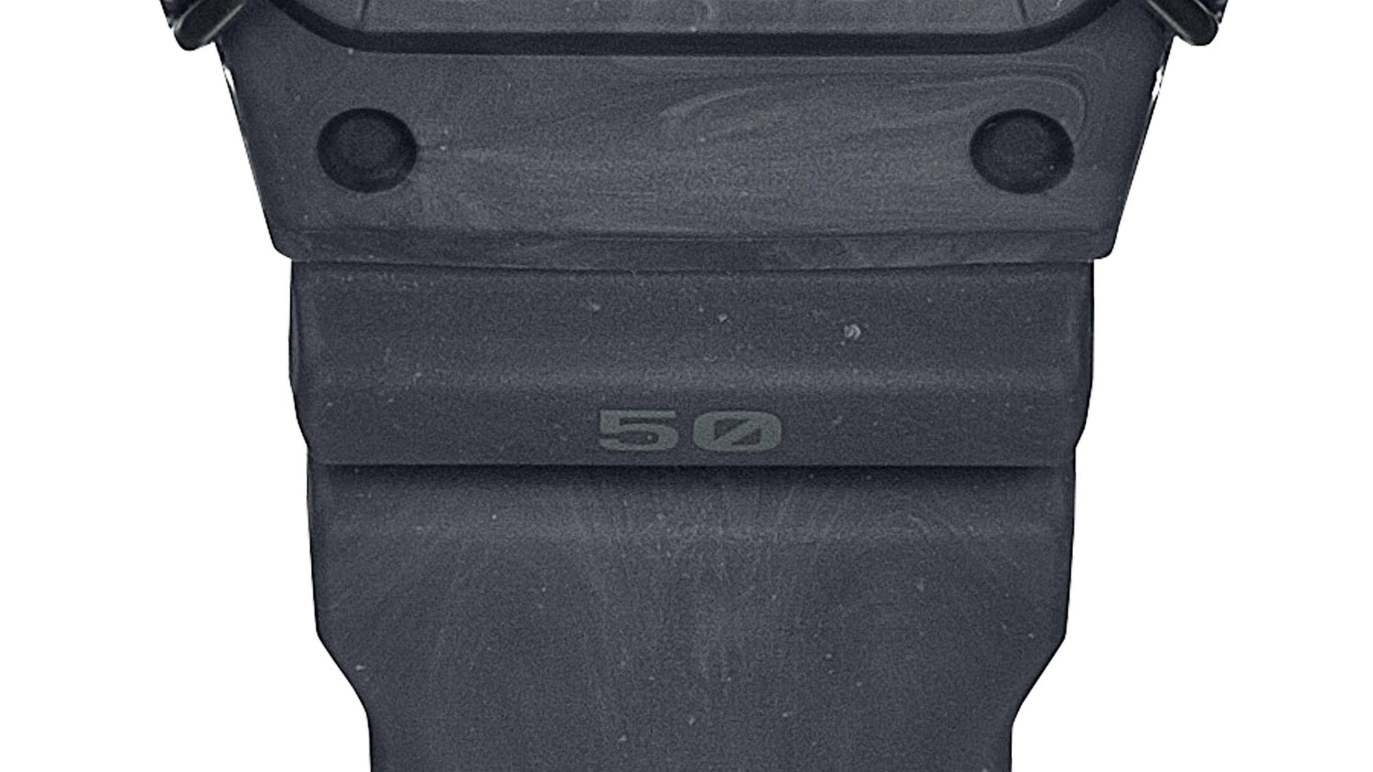Ein Armband, auf dem seine Nummer eingraviert ist: „50“