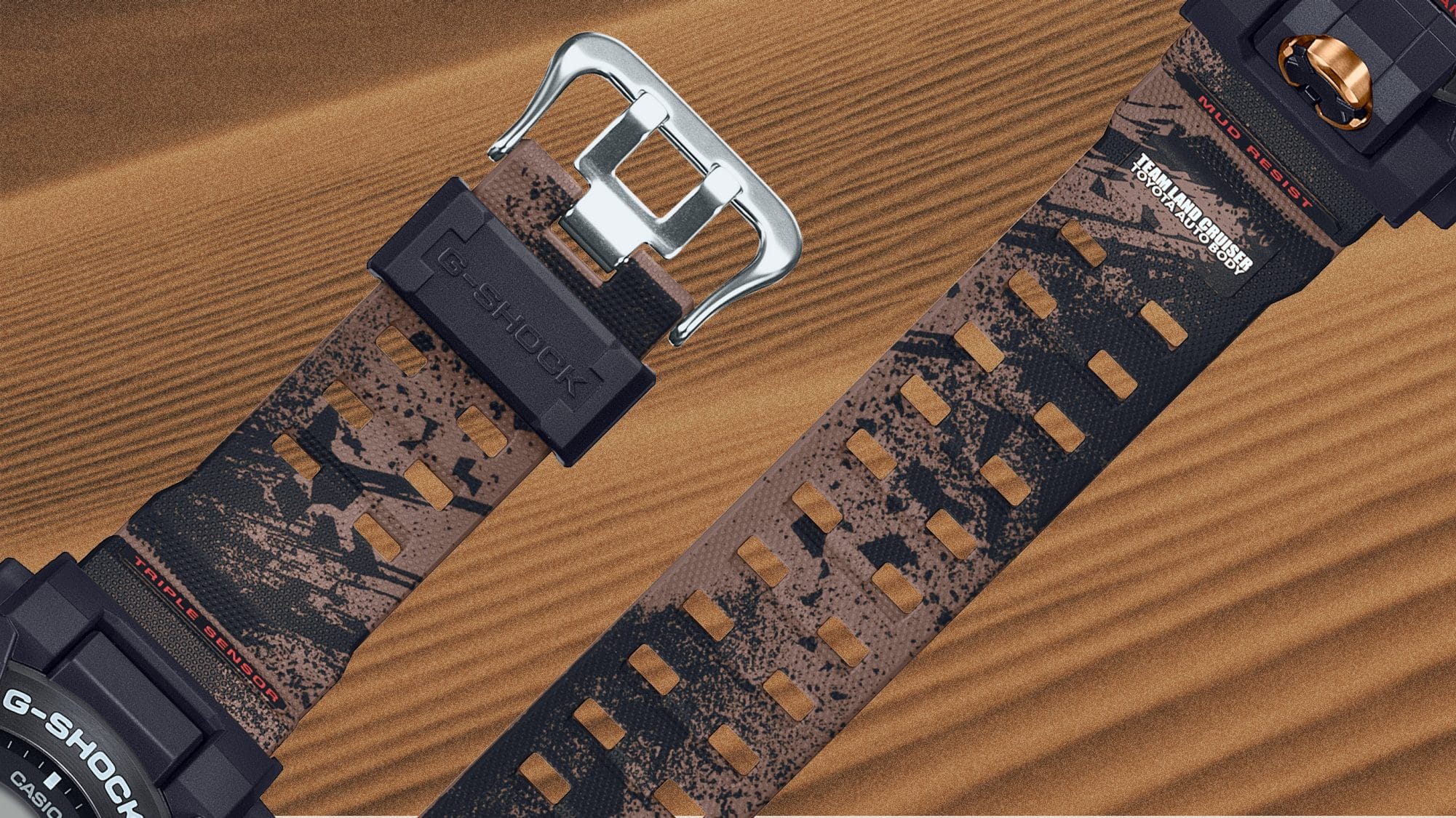 Detailansicht des braunen Armbandes mit schwarzem Spritzmuster und der silberfarbenen Schließe