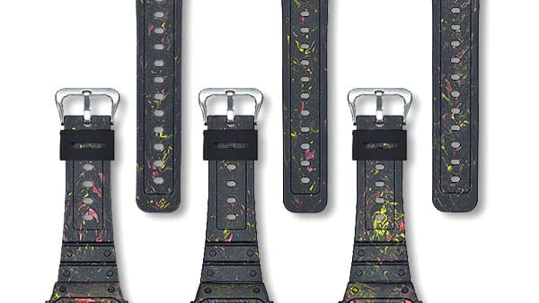 Fünf Armbänder der Casio G-Shock G-5600BG-1 Armbanduhren nebeneinander, um zu zeigen, dass jedes Exemplar einzigartig ist