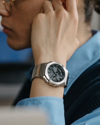 Die silberne Casio G-Shock GM-B2100D Edelstahluhr an einem Handgelenk