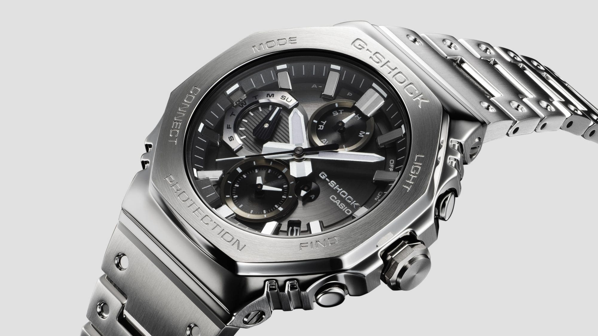 Blick von schräg oben auf Display und Gehäuse der Casio G-Shock GMC-B2100D-1A Armbanduhr aus silbernem Edelstahl mit schwarzem Zifferblatt