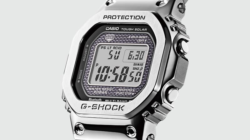 Seitlicher Blick auf das Display der digitalen Casio G-Shock GMW-B5000 Armbanduhr