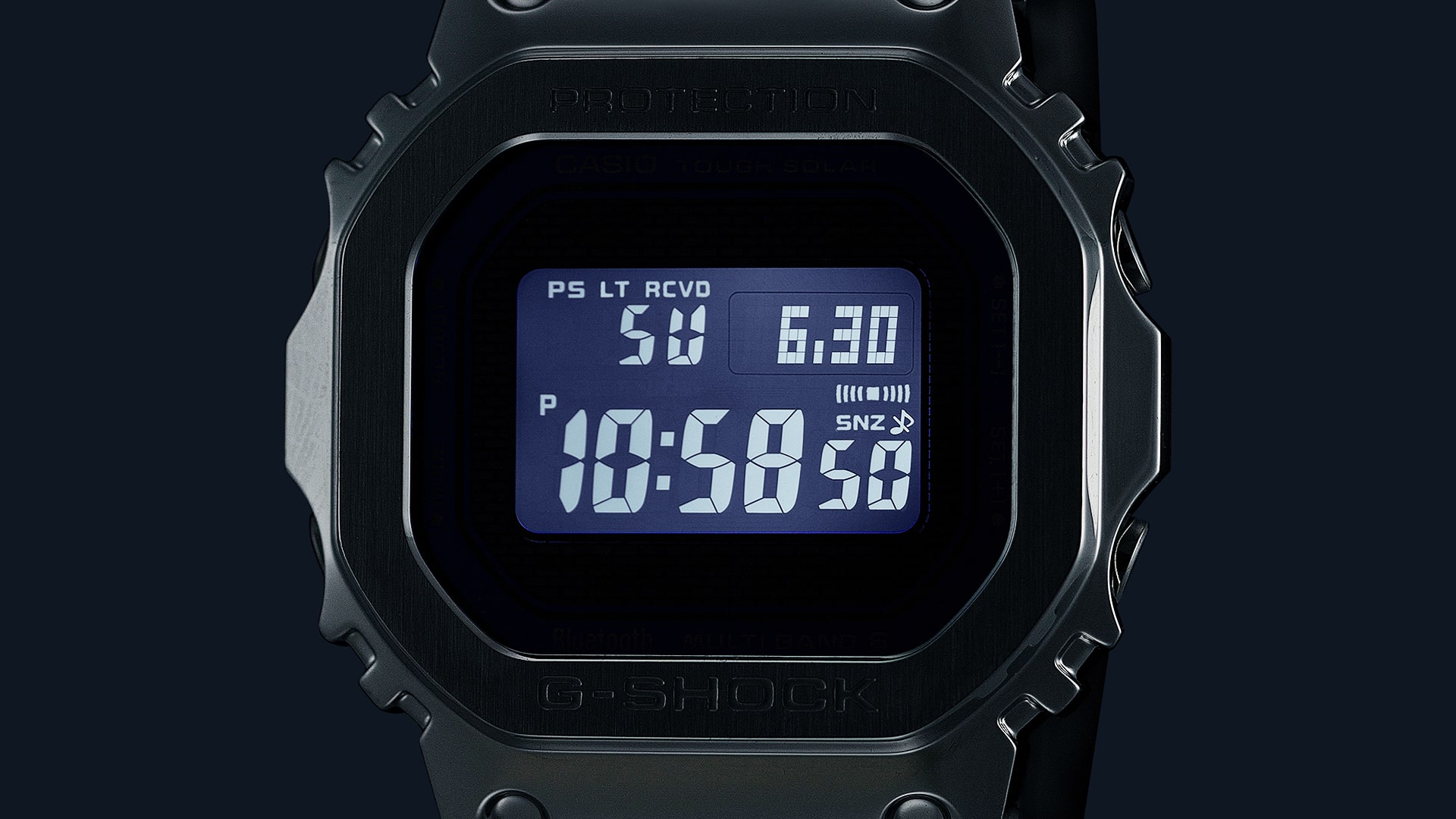 Die Casio G-Shock GMW-B5000D Digitaluhr im Dunkeln mit erleuchtetem Display