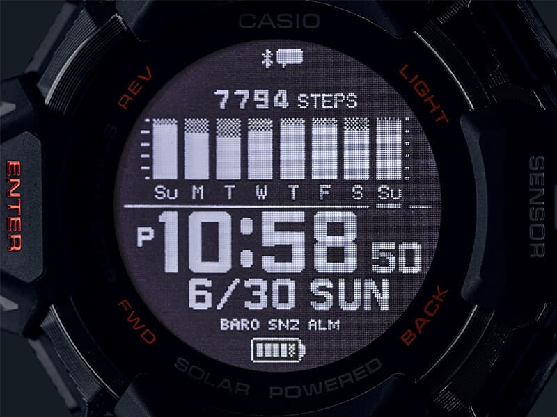 Nahaufnahme des Display einer Casio G-Squad GBD-H2000 Armbanduhr mit eingeschalteter LED-Hintergrundbeleuchtung