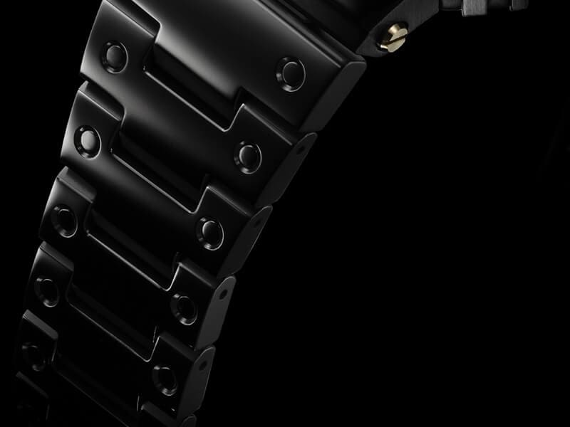 Nahaufnahme des schwarzen Titanarmbands