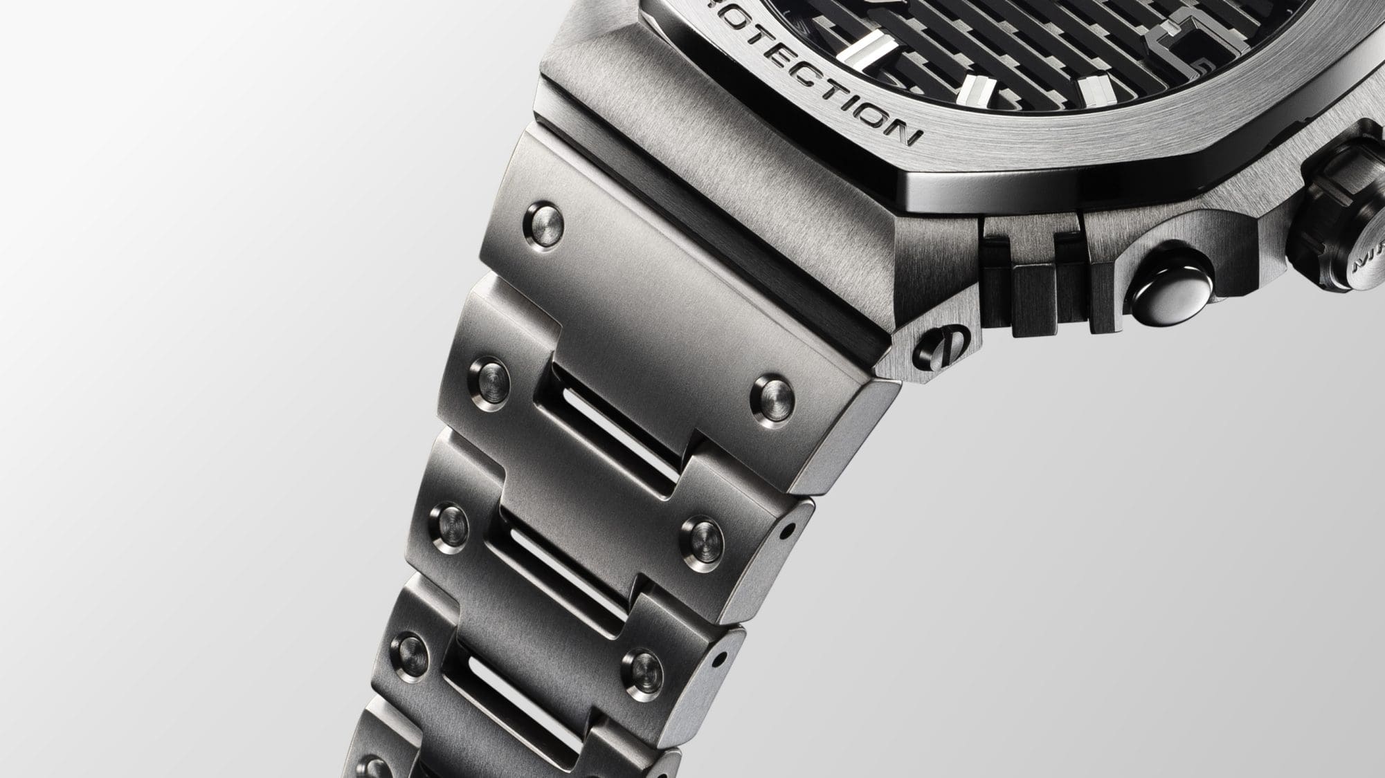 Nahaufnahme des silberfarbenen Gliederarmbandes aus Titan