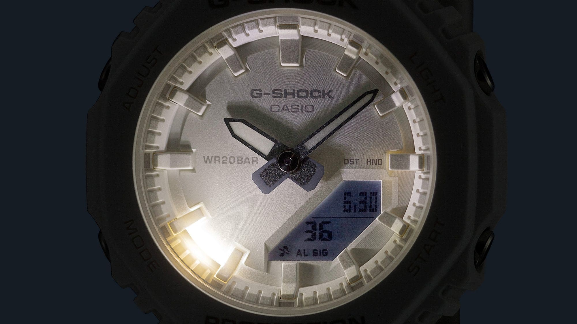 Das beleuchtete Display der weißen GMA-P2100-7A Armbanduhr im Dunkeln