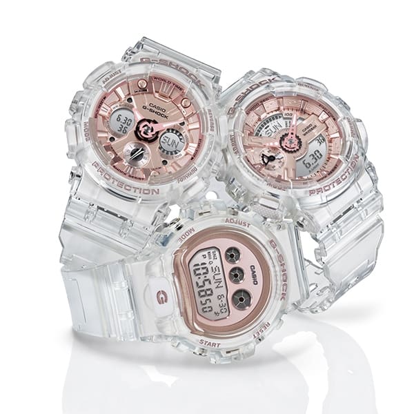 Die Casio GMA-S120SR-7A und GMA-S110SR-7A Hybriduhren zusammen mit einem weiteren Model mit ebenfalls transparentem Armband und roségoldenem Zifferblatt