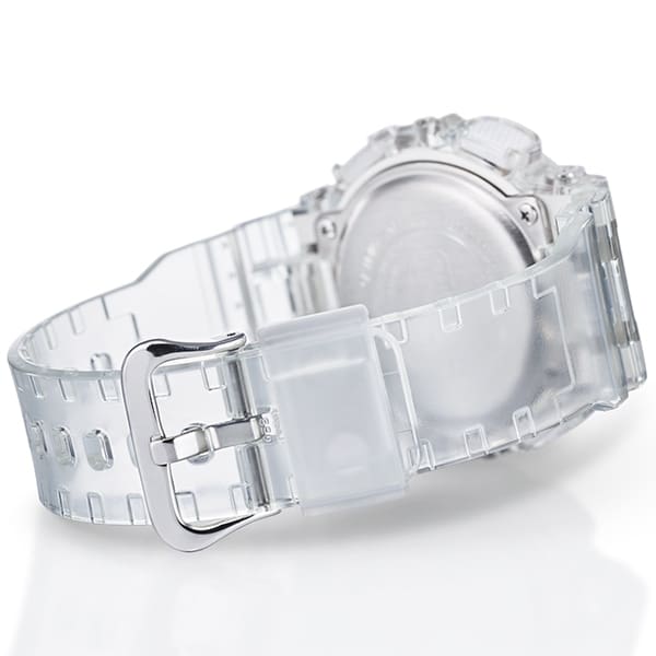 Die geschlossene Armbanduhr von hinten betrachtet, mit Blick auf das durchsichtige Armband und die silberfarbenen Schließe