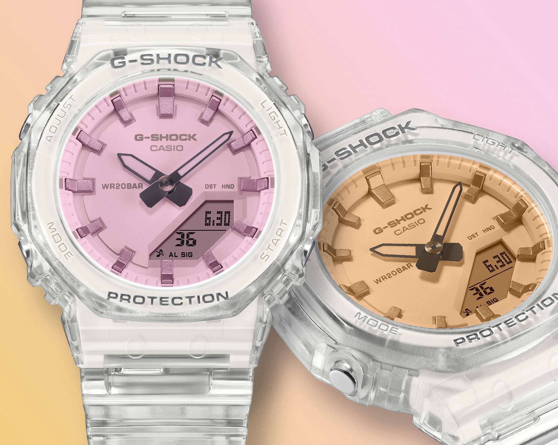 Die G-Shock GMA-P2100SR-7A mit hellem, durchsichtigem Armband und rosa Zifferblatt aus zwei unterschiedlichen Winkeln betrachtet, so dass die unterschiedlichen Farbeffekte vom Glas sichtbar sind
