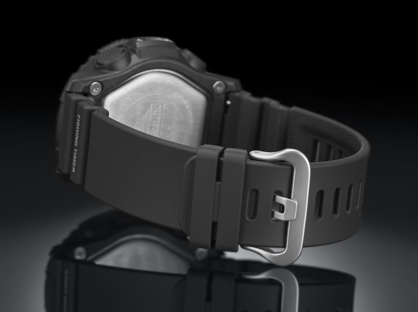 Die PRT-B70-1 Armbanduhr mit Blick auf das geschlossene, schwarze Armband und die silberfarbene Gehäuserückseite