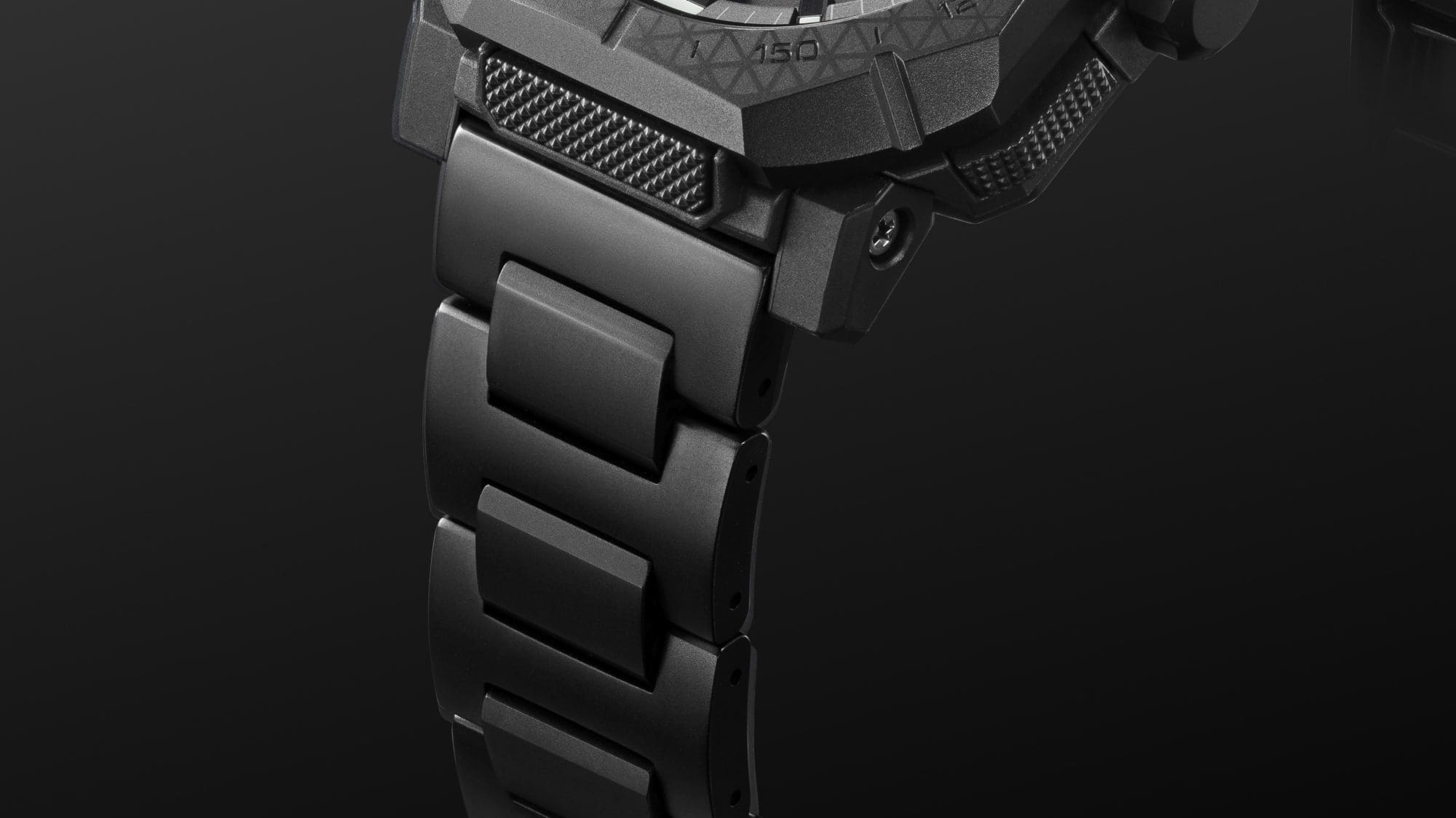 Nahaufnahme einer Uhr mit einem massiven Titanband