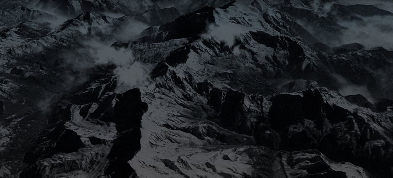 Luftaufnahme eines Bergmassivs