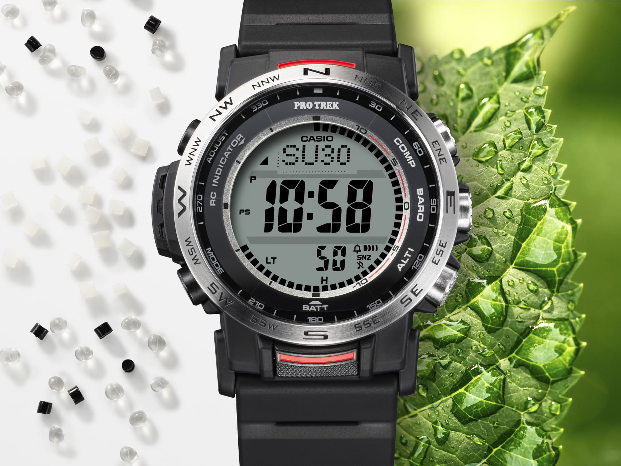 Links: durchsichtiges, weißes und schwarzes Kunststoffgranulat auf weißem Untergrund. In der Mitte: Die Casio Pro Treck PRW-35-1A Outdooruhr Rechts: ein grünes Blatt mit perlenden Wassertropfen