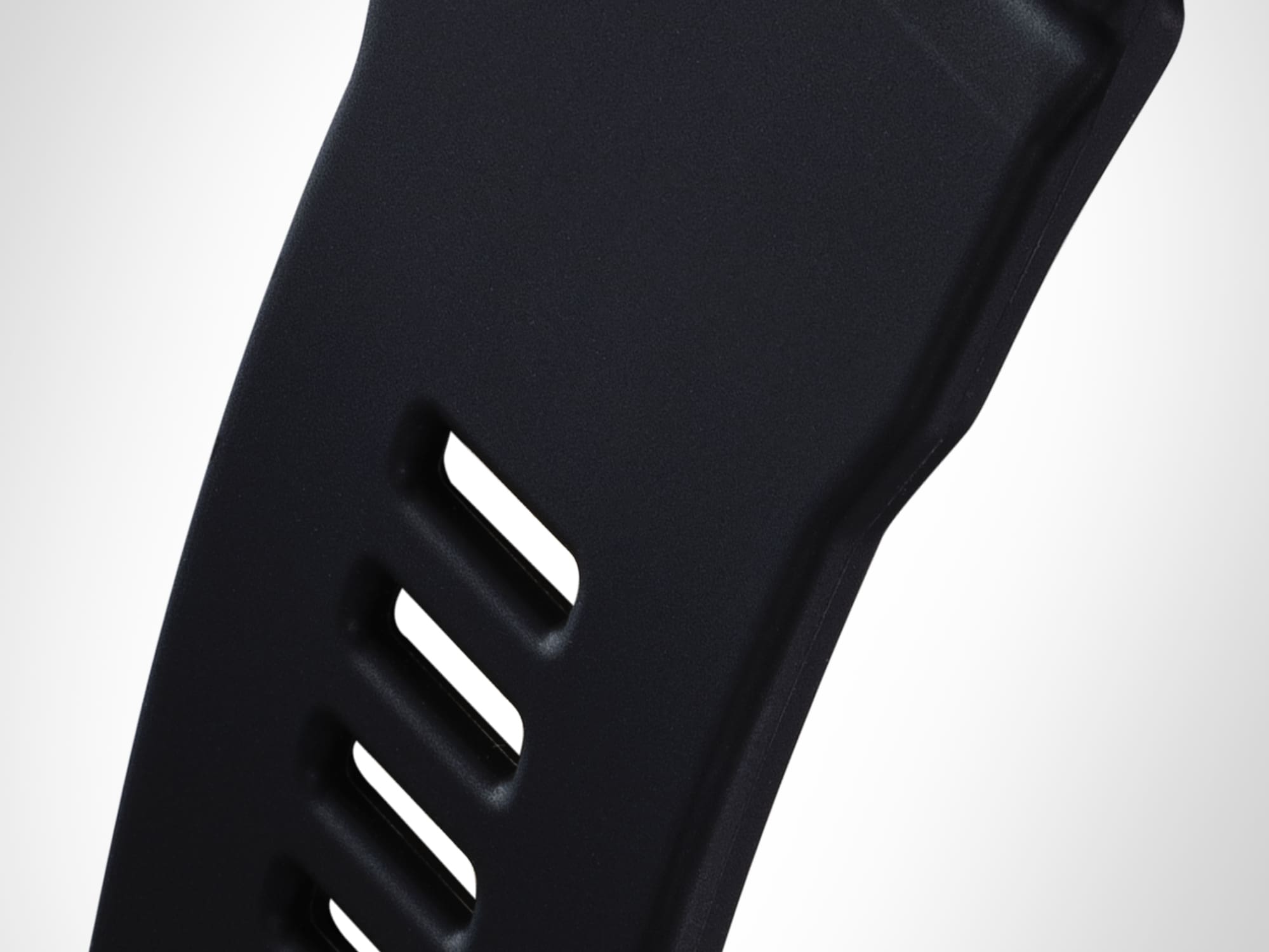 Detailaufnahme eines Teils des dunklen Kunststoffarmbandes