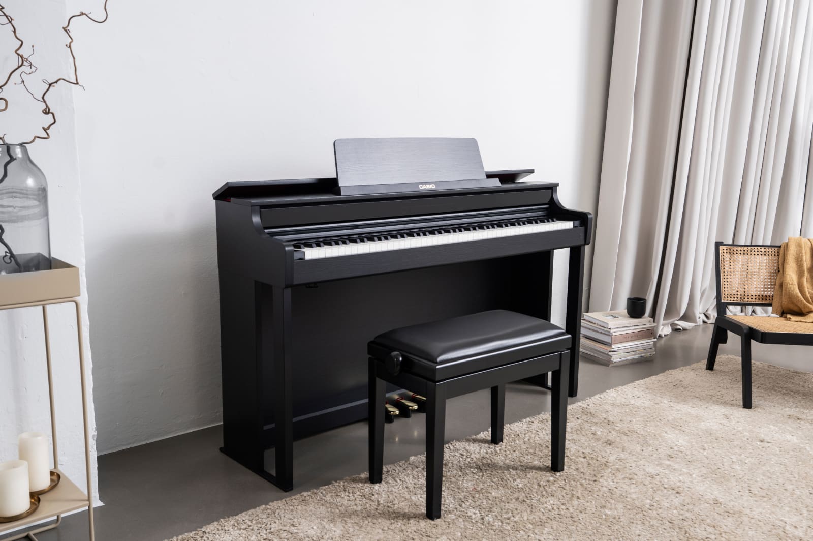 Das schwarze Casio AP-550BK Digitalpiano mit passender Klavierbank in einem hellen, stilvoll eingerichtetem Raum mit Teppich