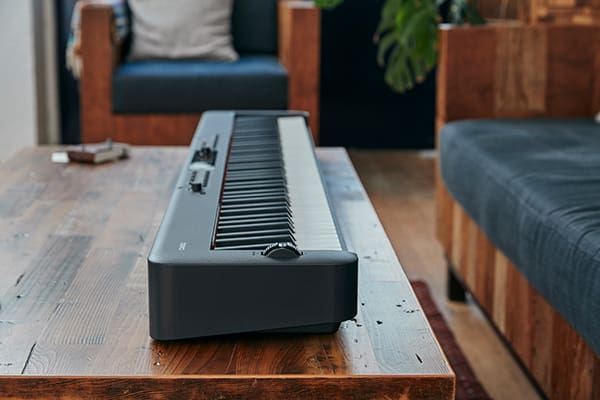 Das CDP-S360 Compact Digital Piano steht auf einem rustikalen Wohnzimmertisch