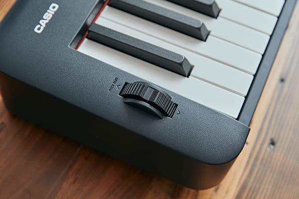 Nahaufnahme des Pitch-Bend-Rads an der linken Seite des CDP-S360 Compact Digital Pianos