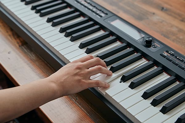 Eine Hand schlägt Tasten CDP-S360 Compact Digital Pianos an