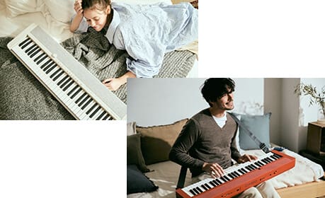 Collage aus zwei Fotos: Auf dem oberen Bild liegt eine junge Frau auf einem Bett und betrachtet das weiße CT-S1WE Digitalpiano neben sich, auf dem unteren Bild sitzt ein junger Mann auf einem Stuhl mit dem roten Casiotone CT-S1RD auf dem Schoß 