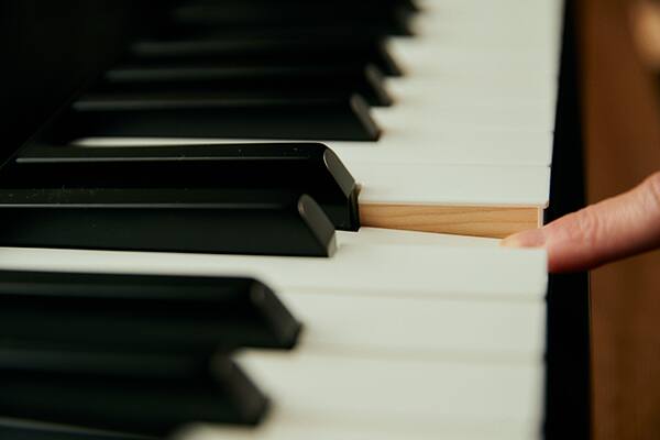 Nahaufnahme der Privia PX-S5000-Tastatur, während ein Finger eine Taste anschlägt