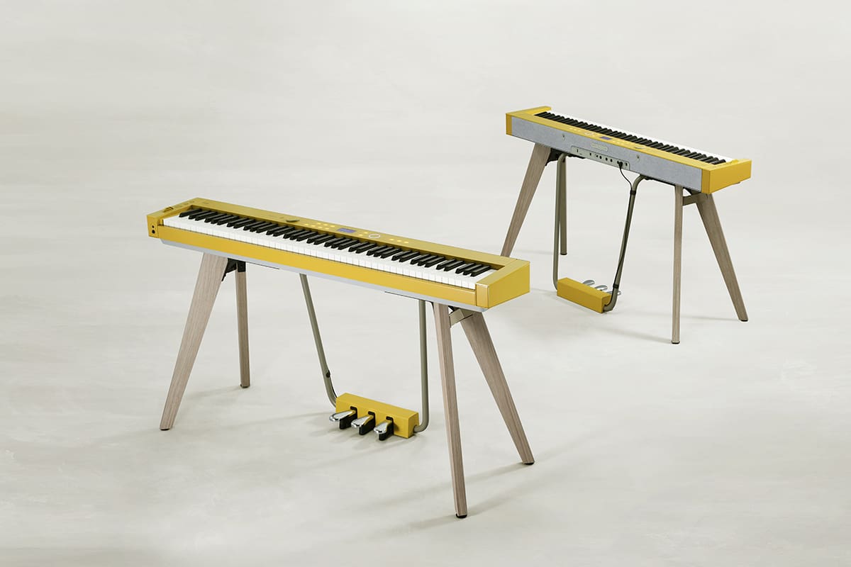Das Privia PX-S7000HM Digitalpiano in der Farbvariante Harmonious Mustard mit integriertem Pedal, einmal von vorne und einmal von hinten.