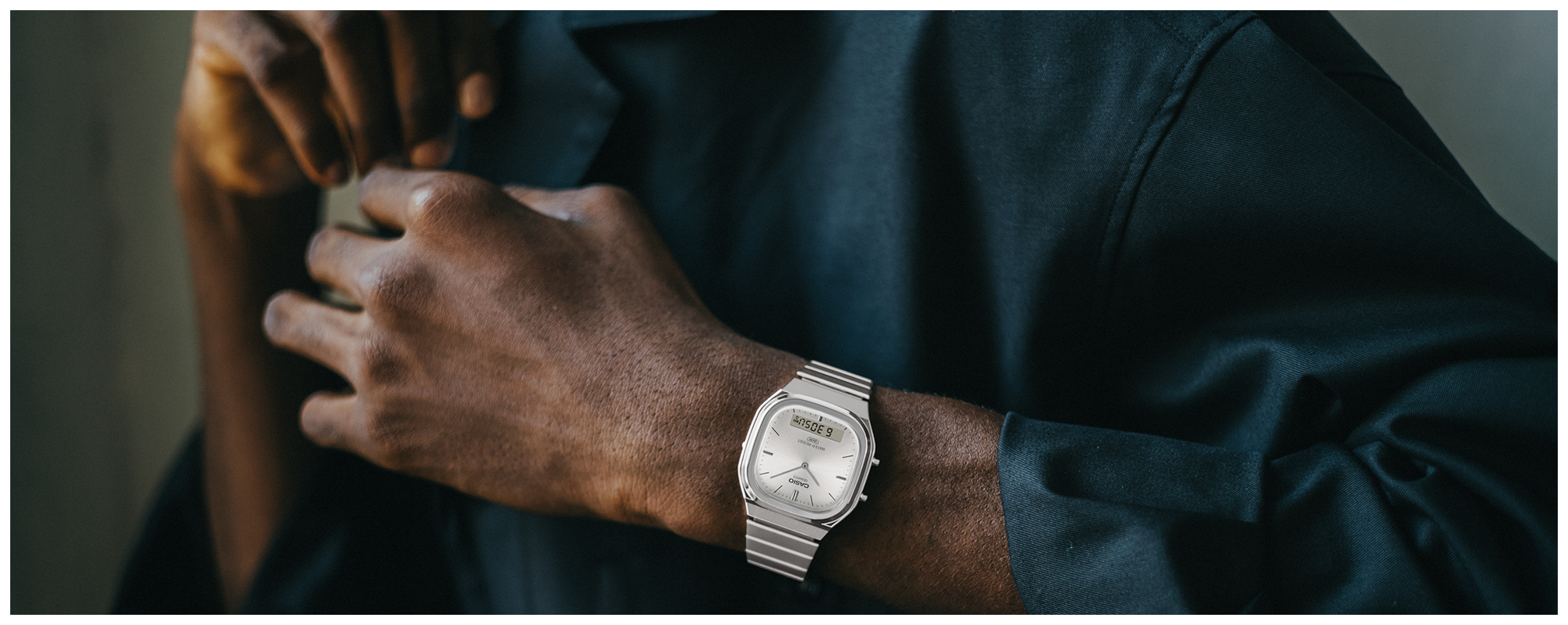 Closing-up Image of a man wearing the AQ-240E-7A.