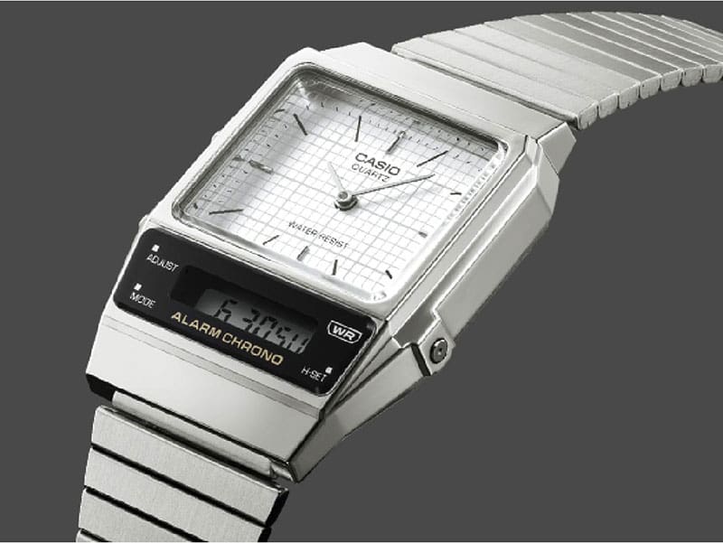 AQ-800E-7A View from diagonally above of the silver-coloured AQ-800E-7A hybrid watch with white dial