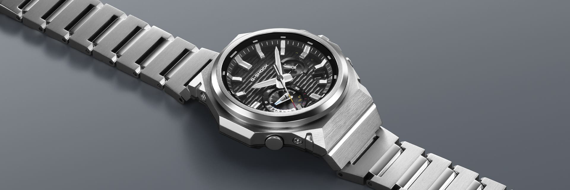 Side view of the GST-B1000 with silvercolored steel band and a round analog bezel with a black background