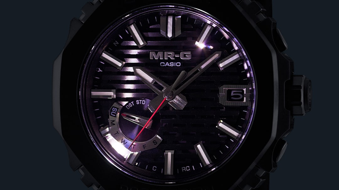 Extremely bright LED lighting in the case of the MRG-B2100B watch.
