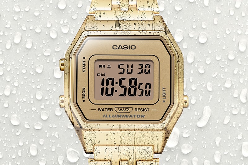 Imagen de un reloj con marcas de agua que indican la resistencia al agua.