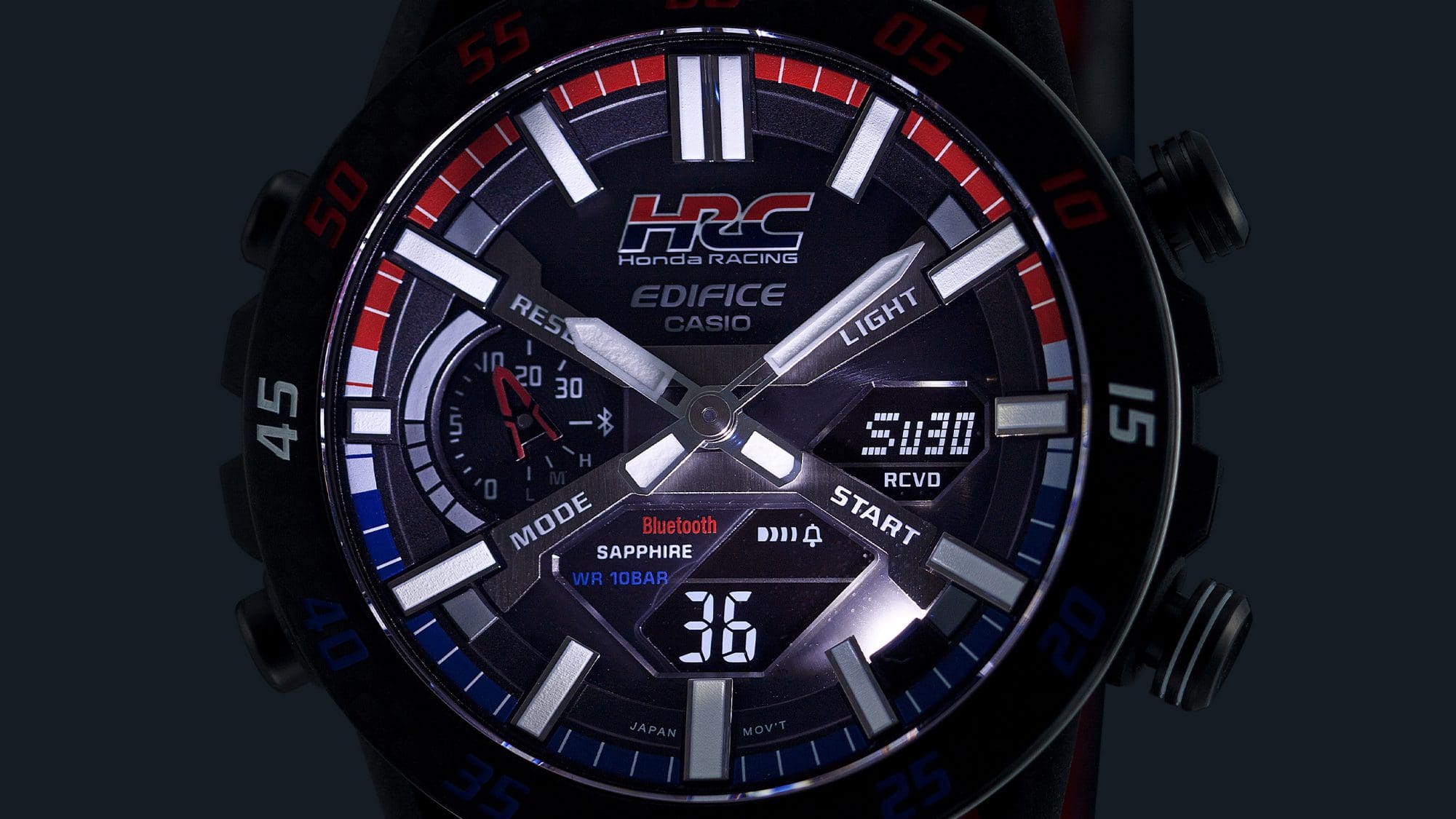 Super Illuminator (luz LED doble de alto brillo) para mantener la legibilidad del reloj en la oscuridad