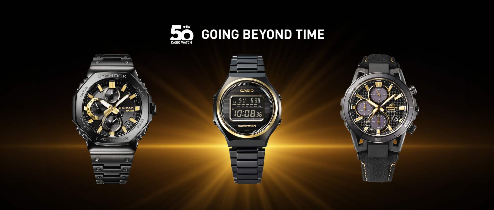 Los tres modelos conmemorativos del aniversario de Casio Watch bajo una luz radiante. Sobre los relojes de pulsera se lee: «50th Casio Watch Going Beyond Time». La imagen enlaza con la página de resumen: Modelos del 50.º aniversario de Casio Watch