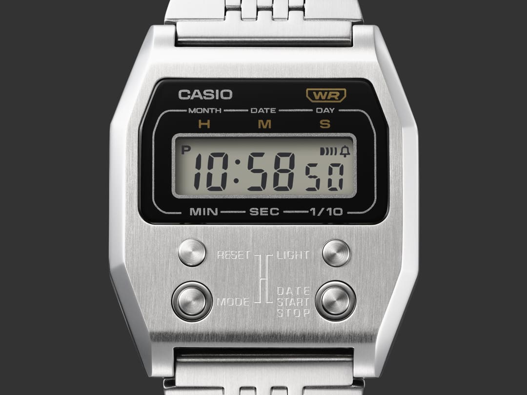Primer plano de la carcasa y la pantalla del reloj de acero inoxidable plateado A1100D-1