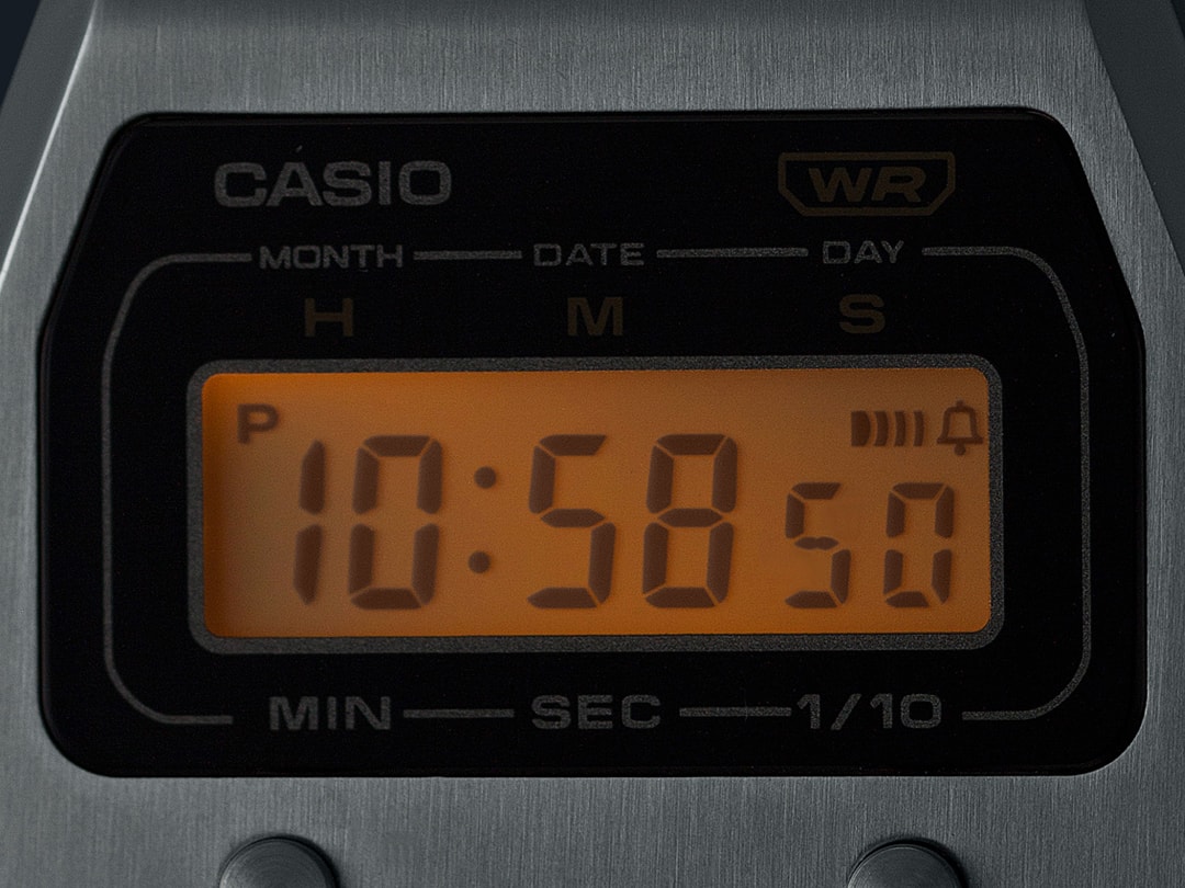 La pantalla iluminada del reloj digital A1100D-1 en la oscuridad