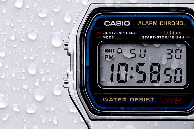 Pantalla del A158W con gotas de lluvia para demostrar su resistencia al agua.