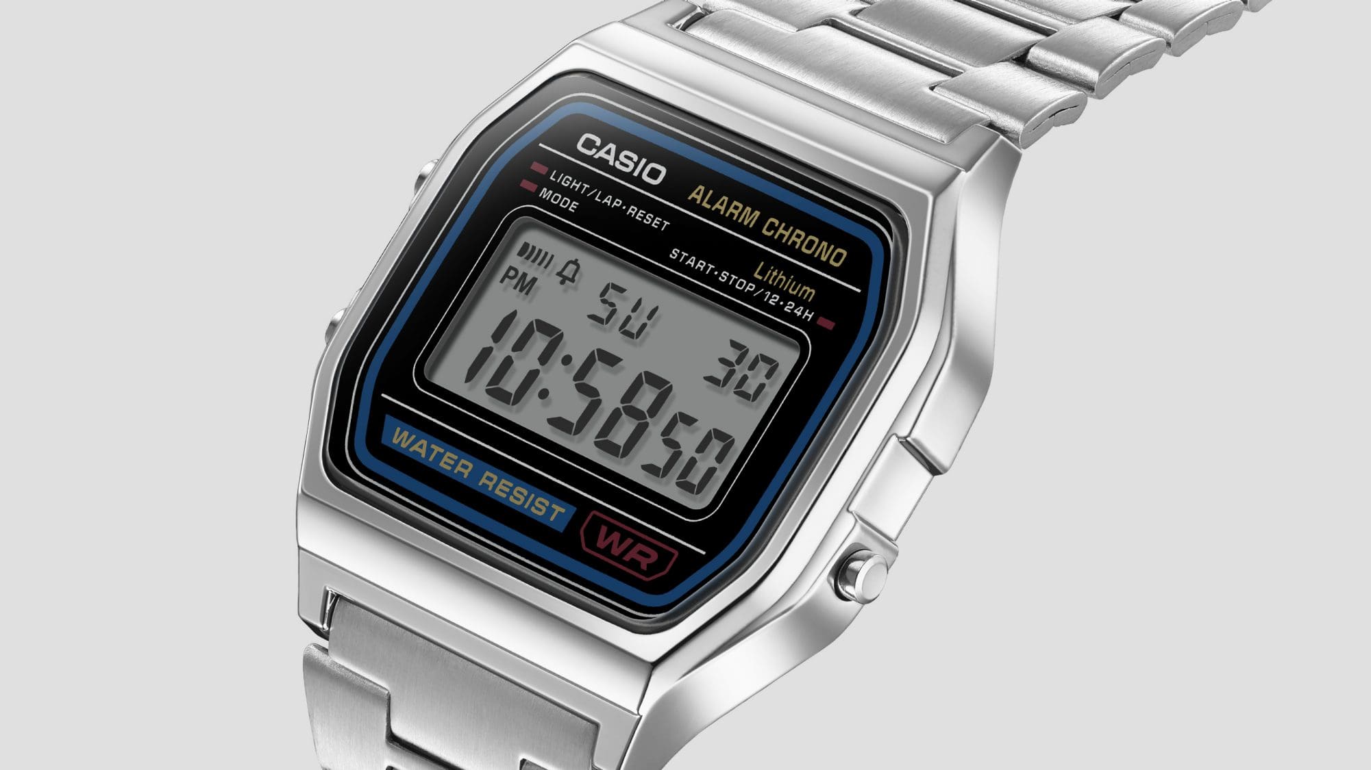 Vista lateral del reloj de pulsera A158W con pantalla digital y caja y correa plateadas.