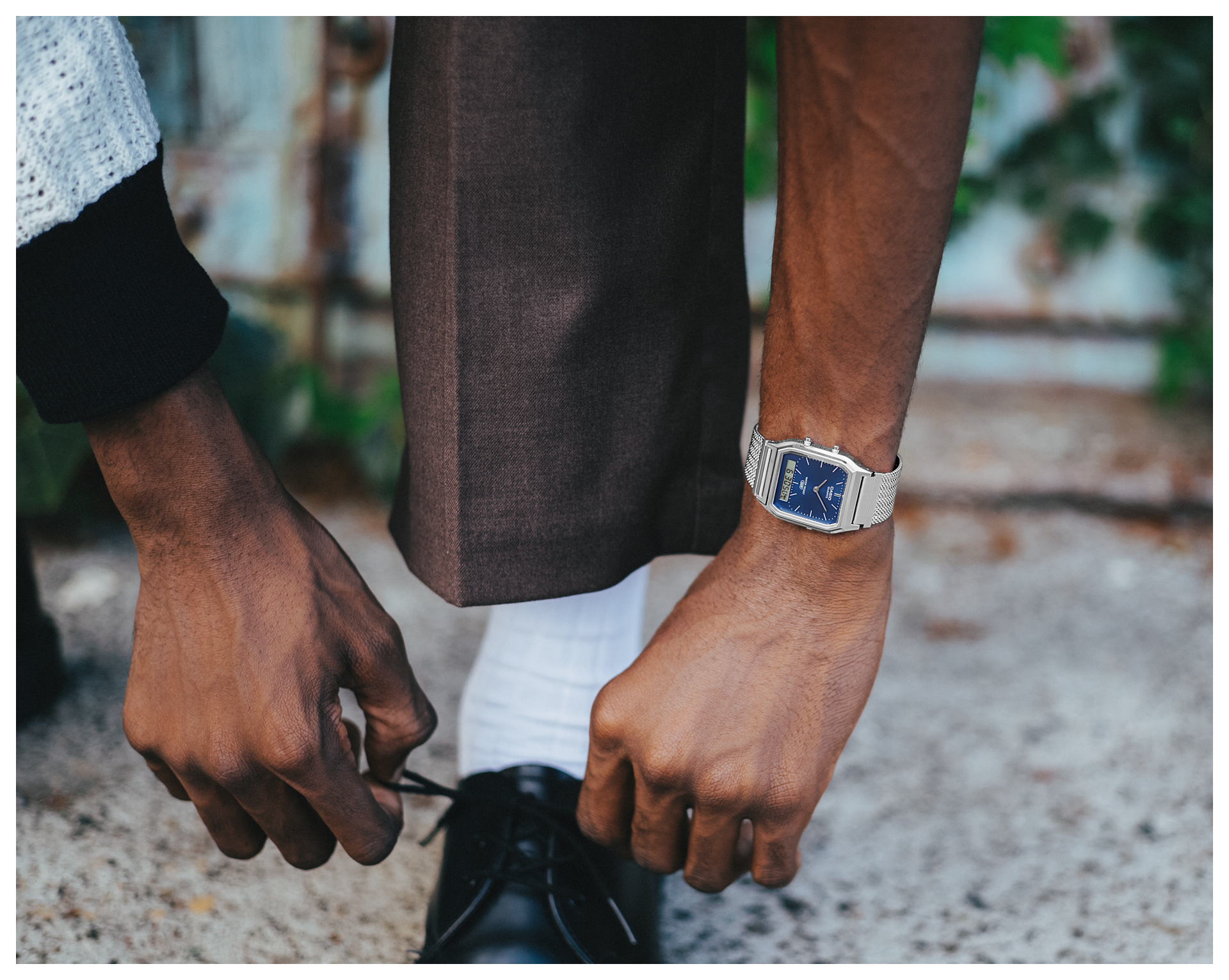 Imagen de un hombre que lleva el AQ-230EM-2A.