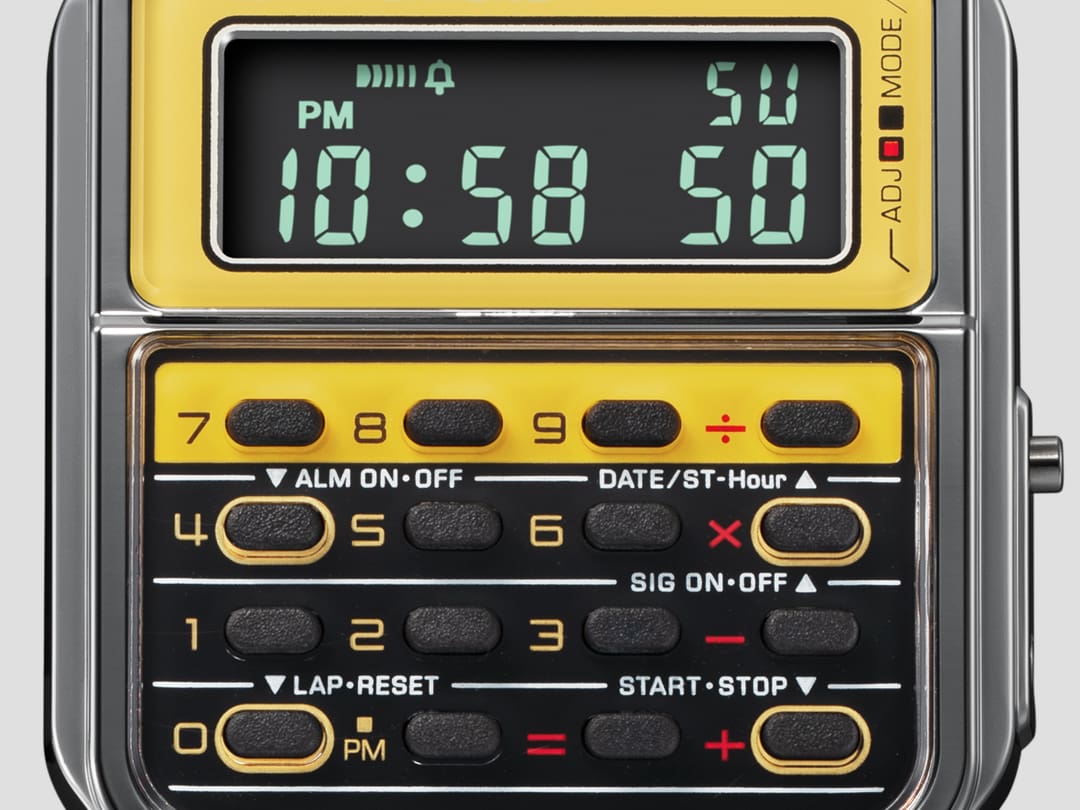 Vista detallada de las teclas y la pantalla del reloj calculadora CA-500WEGG-9B amarillo de la Edgy Collection de la Casio Vintage Collection