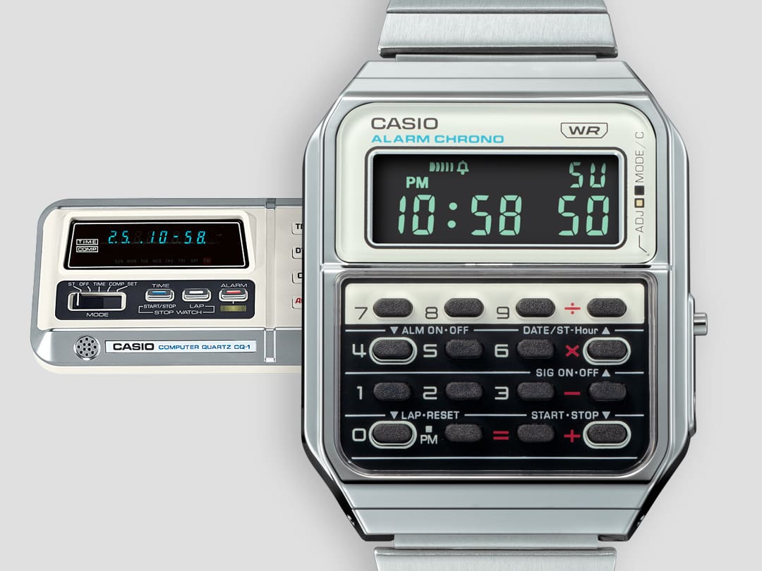 La pantalla del reloj calculadora CA-500WE-7B blanco, al fondo: la calculadora CQ-1 blanca de los años 70