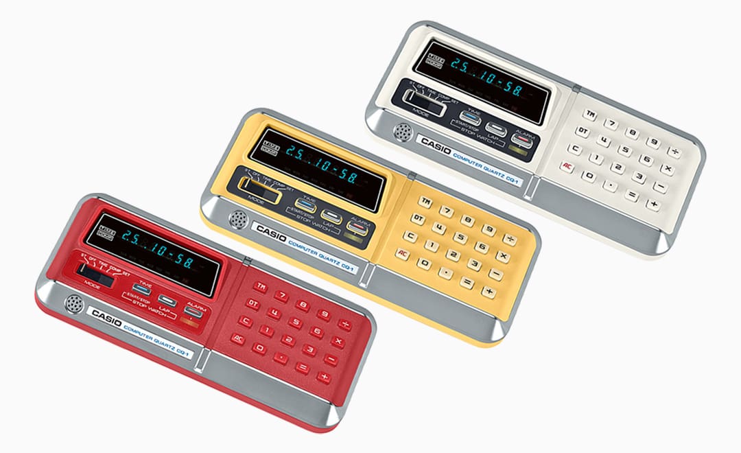 Las tres variantes de color de la CQ-1 de 1976, una calculadora con reloj disponible en rojo, amarillo o blanco