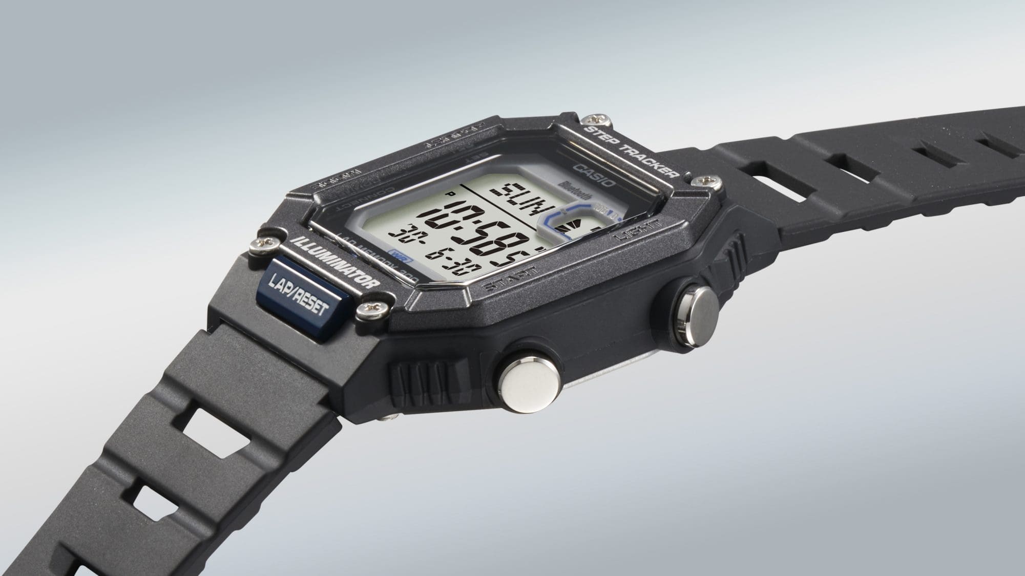 Vista lateral del reloj digital Casio WS-B1000-1AV negro con una vista de los botones de control plateados en el lateral de la caja